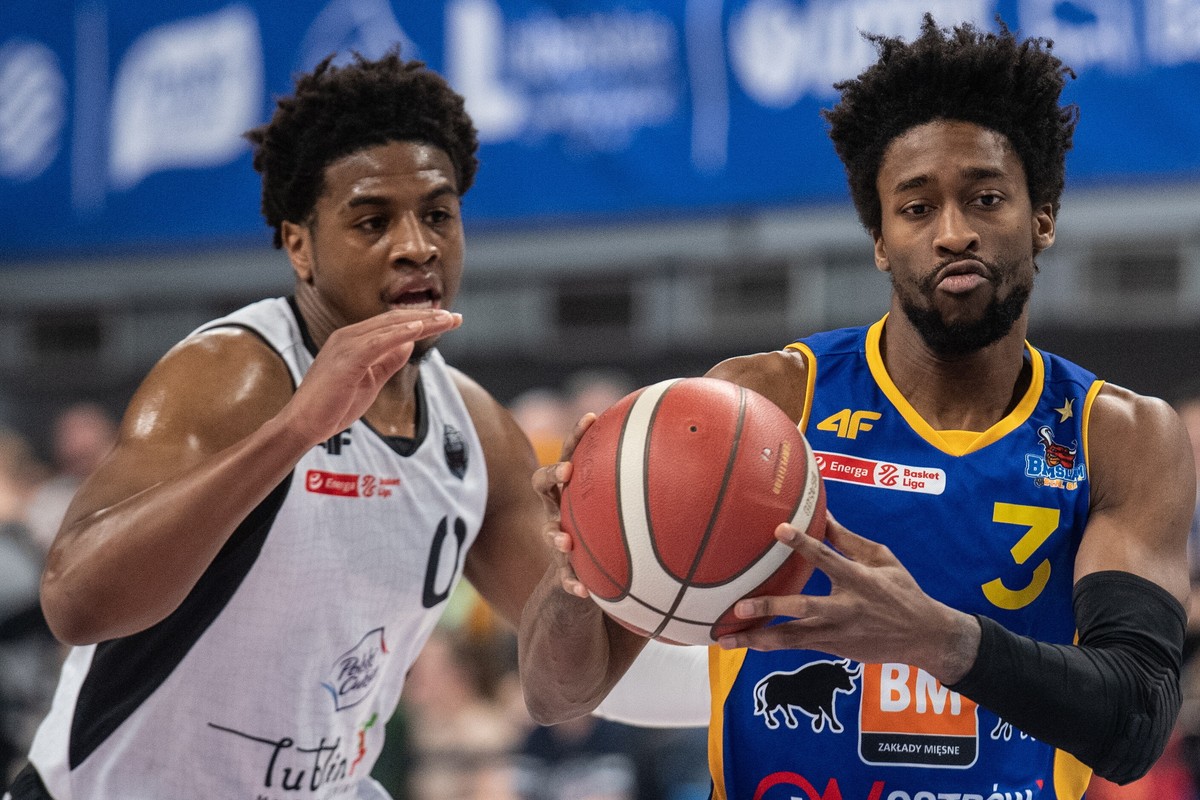 Zawodnik Polskiego Cukru Pszczółki Start Lublin Michaelyn Scott (L) i Kobi Jordan Simmons (P) z Arged BM Slam Stali Ostrów Wlkp. podczas meczu finałowego Pucharu Polski koszykarzy