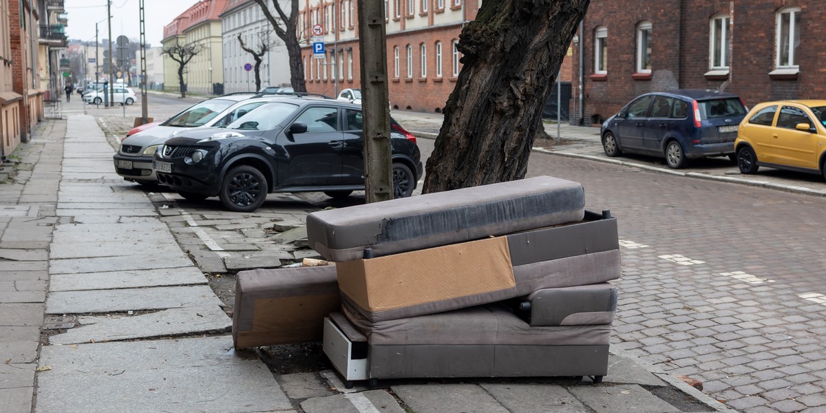 Wygląda to fatalnie. Stare meble i zużyty sprzęt długo stoją w różnych punktach miasta, bo mieszkańcy wystawiają je poza terminem odbioru.