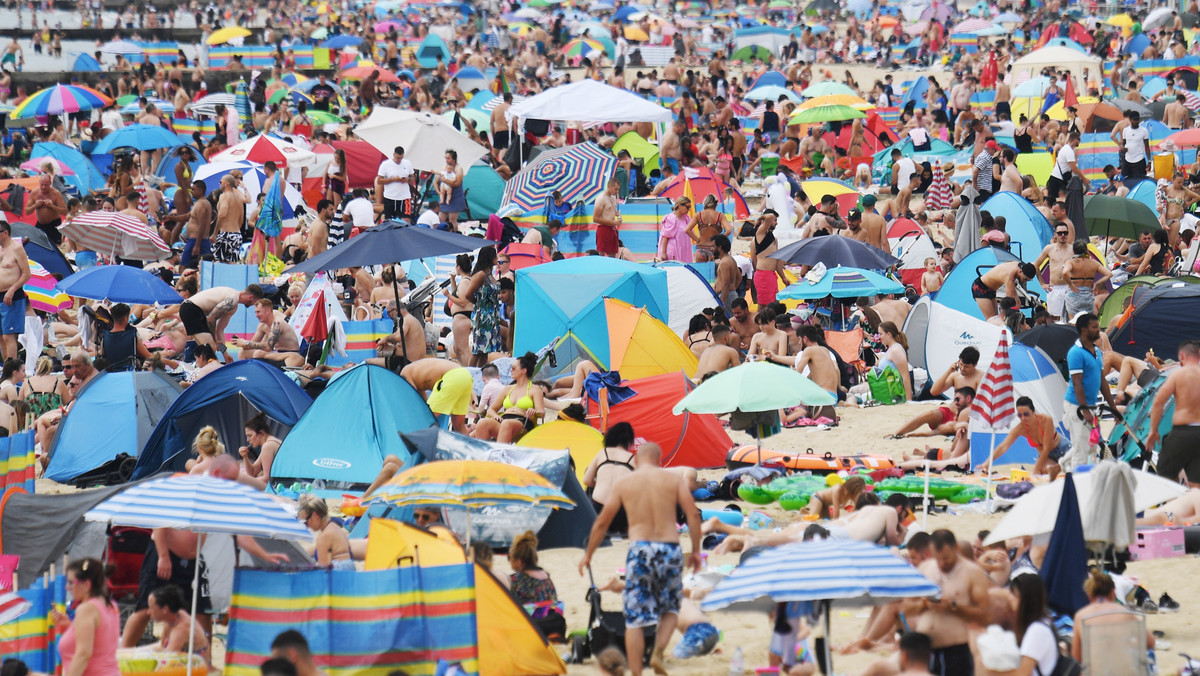 Plaże są pełne ludzi nie tylko w Polsce. W niektórych krajach jest nawet gorzej