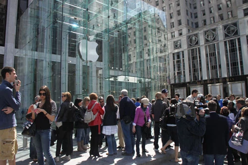 Kolejka przed sklepem Apple na Manhattanie. Co piąty Amerykanin chce mieć iPada