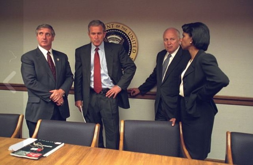 Džordž Buš Mlađi sa Dikom Čejnijem i Kondolizom Rajs (desno)