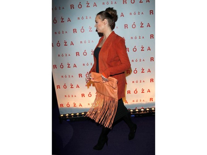 Na premierze filmu „Róża” Sonia Bohosiewicz starała się skrywać brzuch pod sporych rozmiarów kopertówką