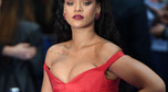Rihanna w długiej, czerwonej sukni z dekoltem na promocji filmu "Valerian i miasto tysiąca planet"