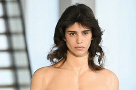 MUŠKARAC SA SILIKONSKIM GRUDIMA prošetao pistom i ŠOKIRAO PUBLIKU, sevale i gole zadnjice: Za ove kreacije bi i Bjanki Sensori trebalo hrabrosti