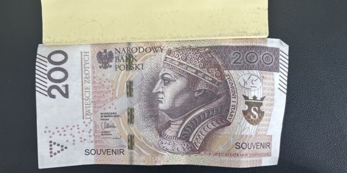 Bolesławiec. Chciała zapłacić za zakupy banknotem prezentowym.