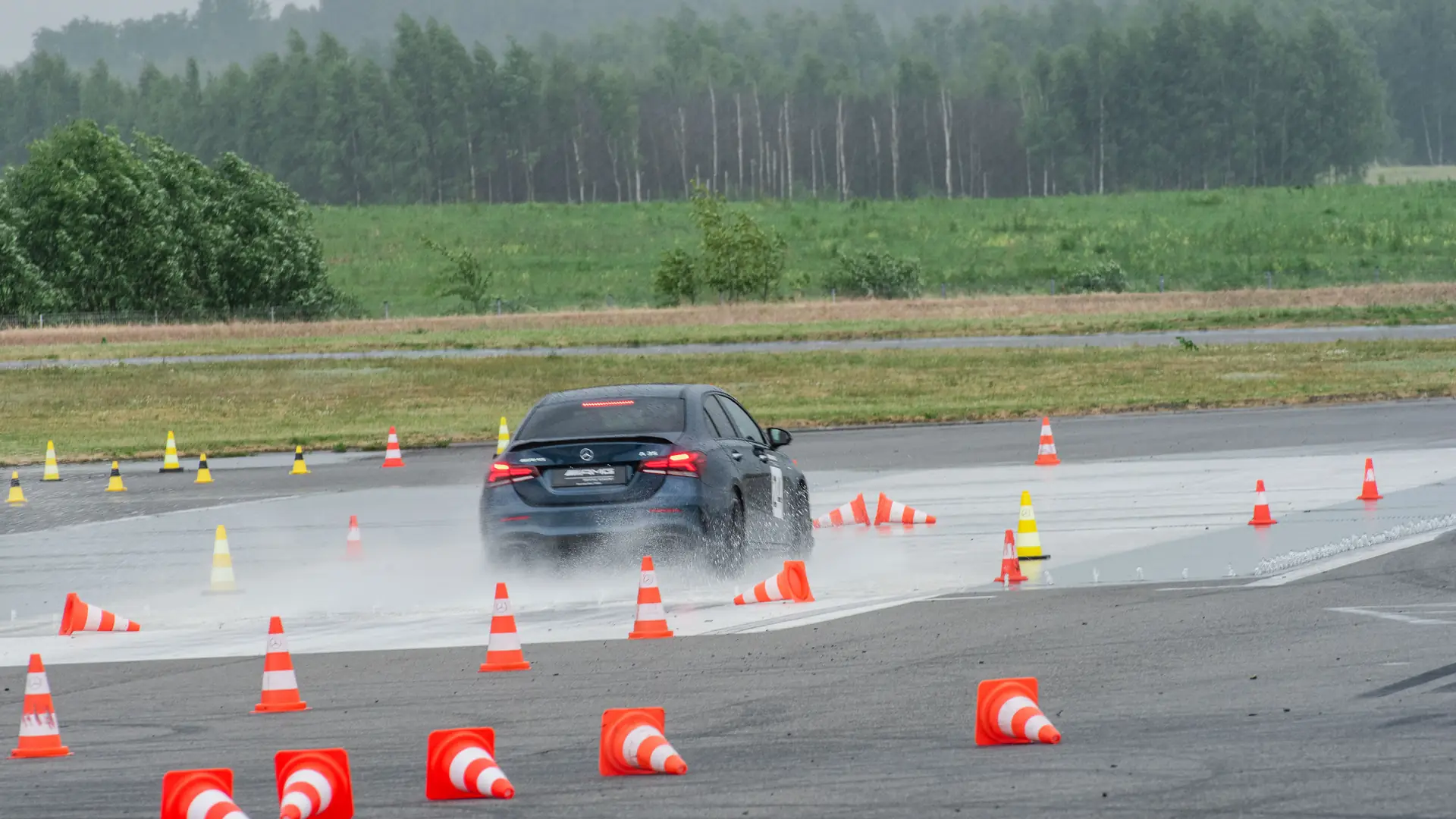 Potrafisz jeździć samochodem? Też tak myślałem. Odwiedziłem AMG Experience Training