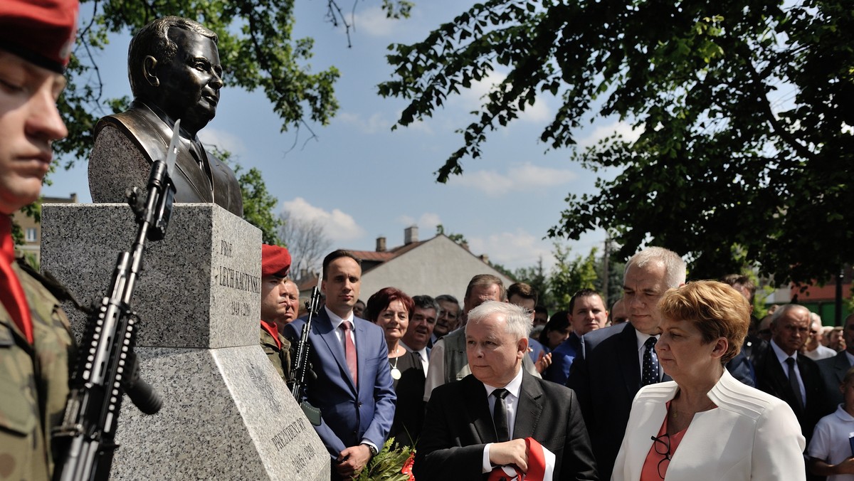 MIŃSK MAZ. POPIERSIE LECHA KACZYŃSKIEGO ODSŁONIĘCIE (Jarosław Kaczyński Teresa Wargocka Jacek Sasin)