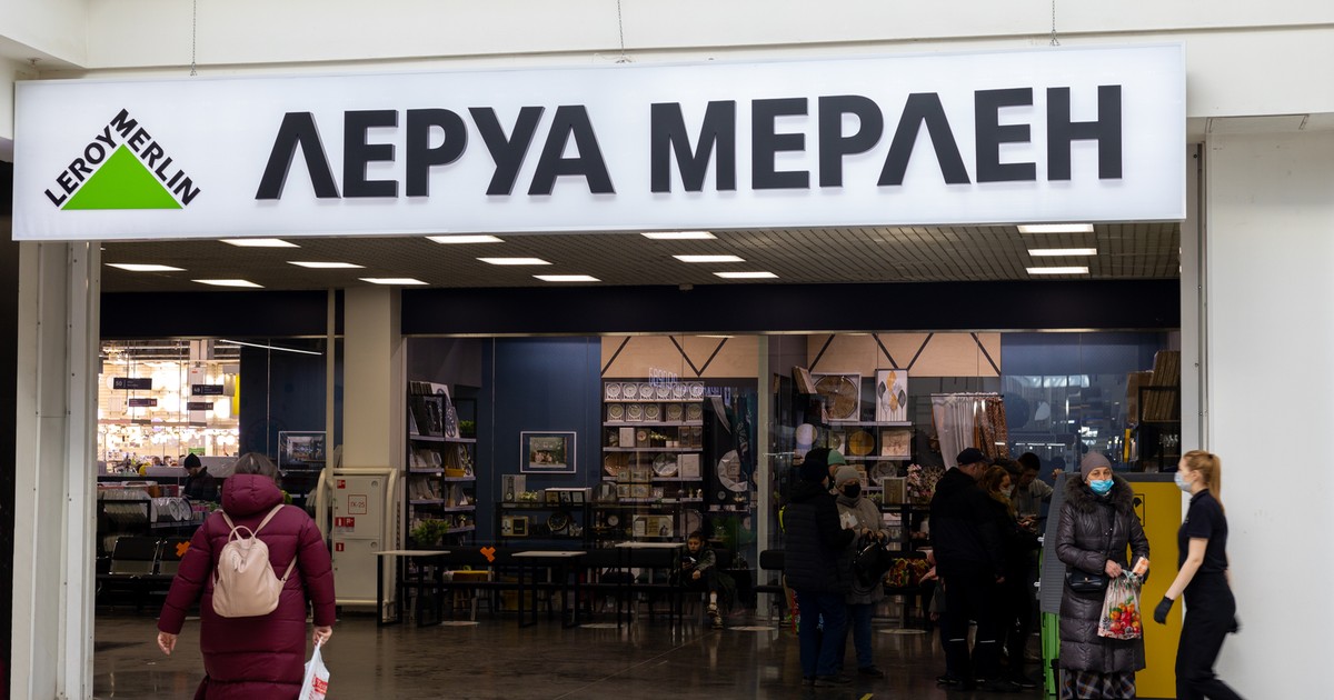 Leroy Merlin not only stays in Russia.  The company cut off Ukrainian workers from the communication system