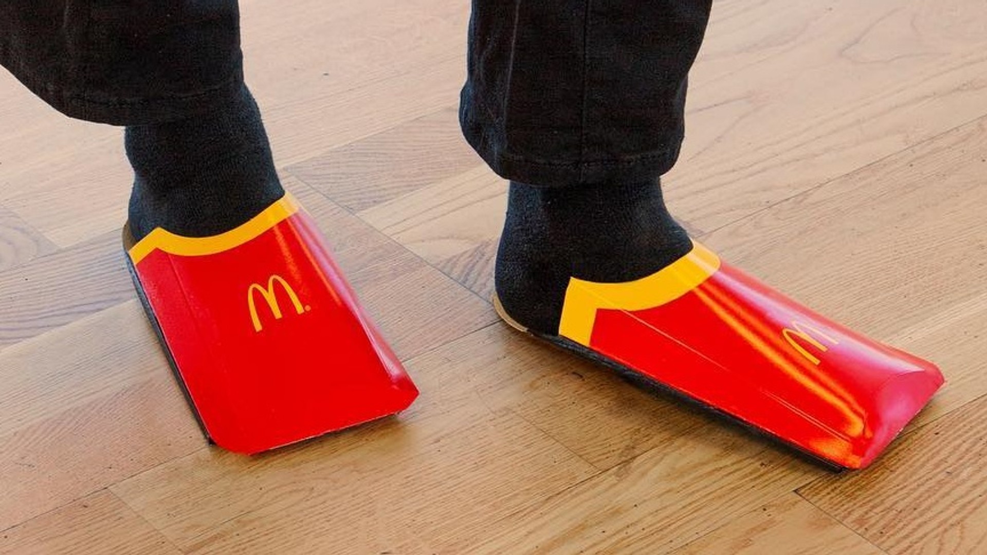 McDonalds rekonstruiert einen Balenciaga-Schuh mit Fritten-Packung - Noizz