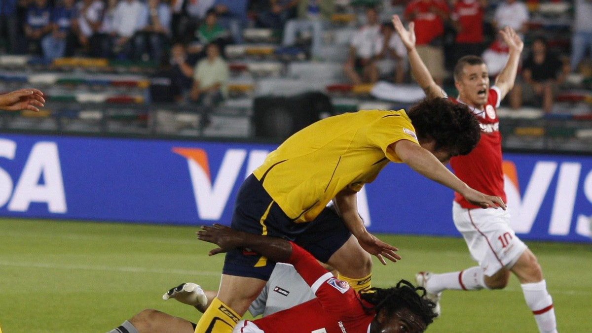 Brazylijski SC Internacional, zwycięzca Copa Libertadores, który sensacyjnie uległ w półfinale afrykańskiemu TP Mazembe, na otarcie łez wywalczył trzecie miejsce podczas turnieju w Abu Zabi. W meczu o "brąz" piłkarze z Ameryki Południowej pokonali koreański Seongnam 4:2 (2:0)