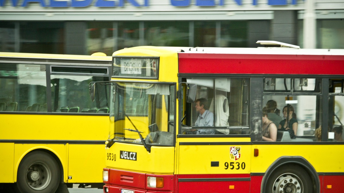 "Polska Gazeta Wrocławska": Kontrolerzy MPK, którzy kazali mężczyźnie jadącemu autobusem bez biletu robić pompki, stracili pracę.