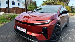 nowy suv toyoty hitem w polsce. ma 224 km i sprzedaje się w ciemno