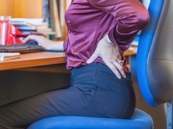 Nie tylko kręgosłup nie lubi siedzenia! Zobacz, którym narządom jeszcze bardzo szkodzi