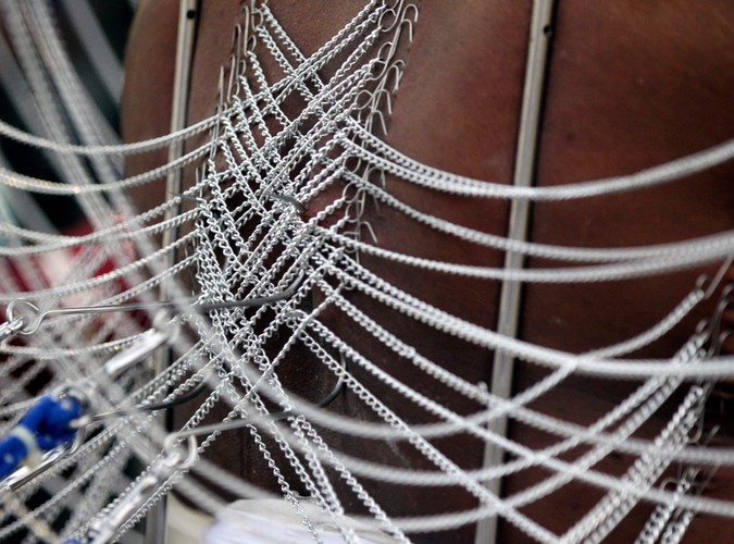 Dziesiątki haczyków powbijane w ciało robią wrażenie. Od samego oglądania nabiera się ochoty na środek przeciwbólowy