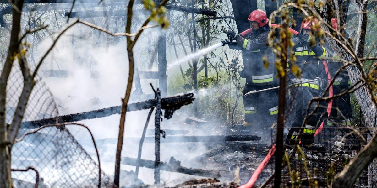 Podpalenie domu przy ulicy Kotarbińskiego w Łodzi. Strażacy: – To kolejny taki przypadek