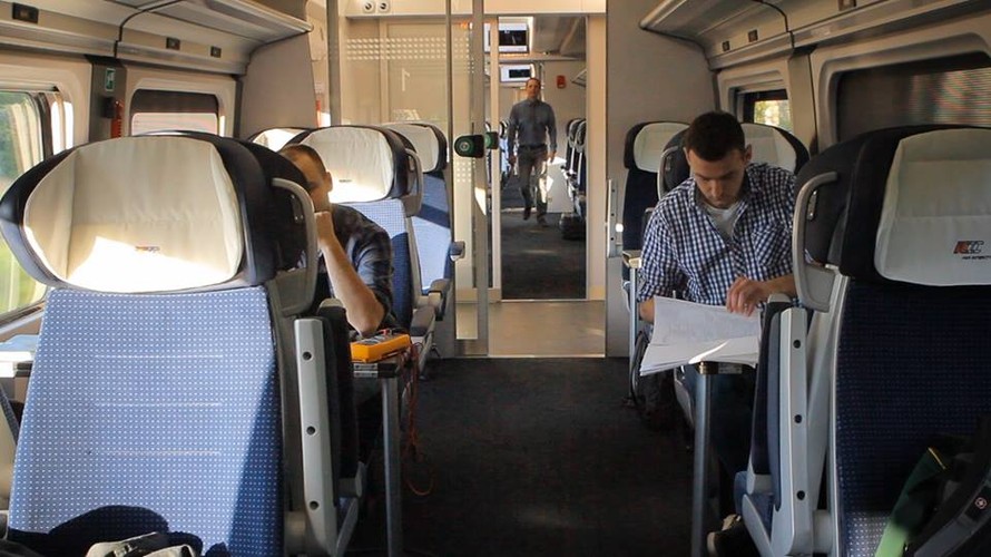 Podobni podczas bicia rekordu przez Pesę pracownicy serwisu, którzy siedzieli w części pasażerskiej, nie wiedzieli, że jadą 200 km/godz. To może dobrze świadczyć o wyciszeniu wnętrza składu i jego właściwościach jezdnych. W środku Darta znajduje się 60 foteli w klasie pierwszej i 292 w drugiej. Pasażerowie będą mieli do dyspozycji klimatyzację, gniazdka elektryczne, elektroniczny system informacji pasażerskiej, miejsca do przewozu rowerów, a w toaletach - przewijaki dla niemowląt. Pociągi mają być dostosowane do potrzeb osób niepełnosprawnych.