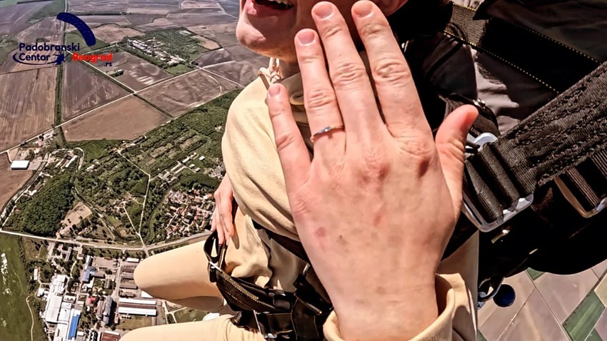 Verio devojku u vazduhu