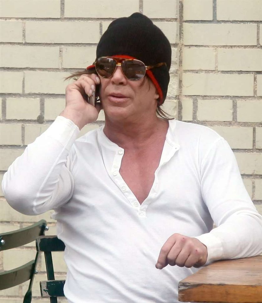 Mickey Rourke jest obrzydliwy. Dostał piany na ustach!