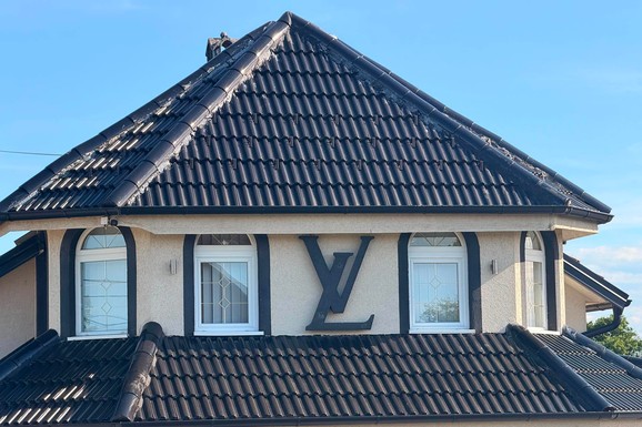 SELO GORI, A FASADA LUJ VITON! Gastarbajter kod Lajkovca podigao dvorac iz snova, svi zastaju da slikaju: 