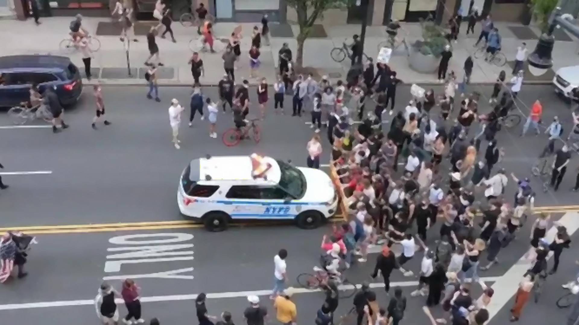 Situacija u Americi izmiče kontroli - policajci kolima naleću na demonstrante