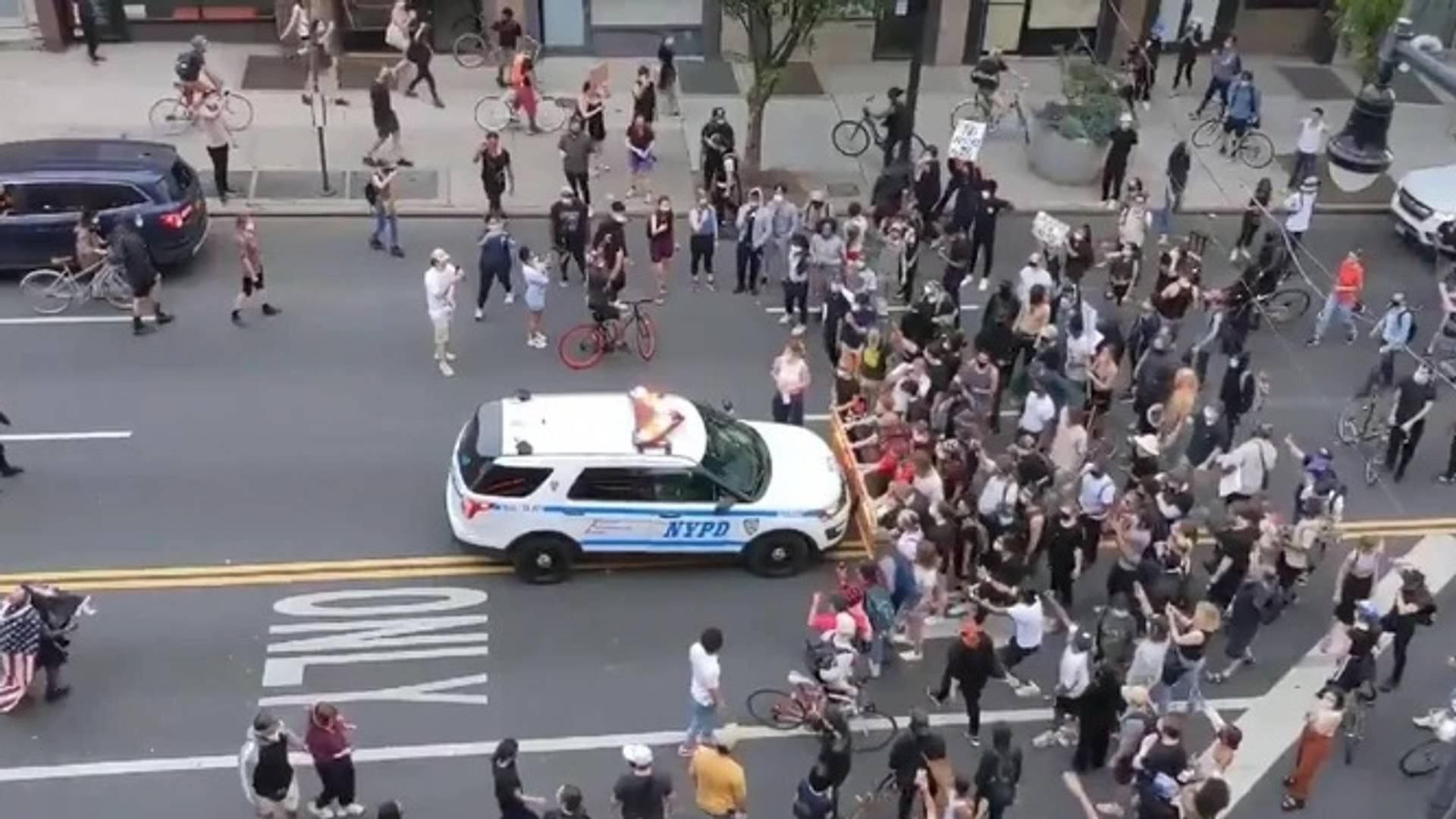 Situacija u Americi izmiče kontroli - policajci kolima naleću na demonstrante