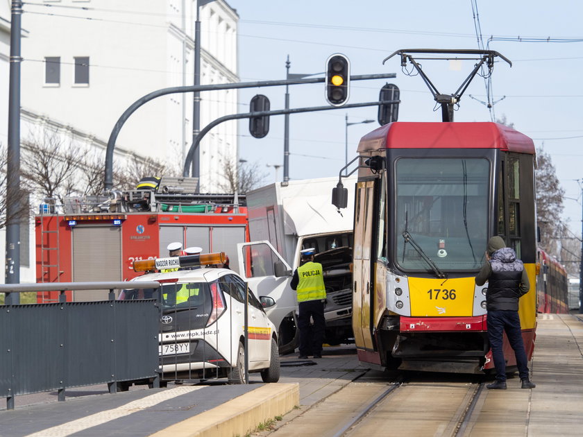 Łódź. Dostawczak zderzył się z tramwajem