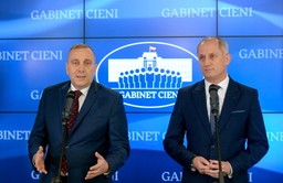 Neumann: Uchodźcom należy pomagać poza granicami Polski