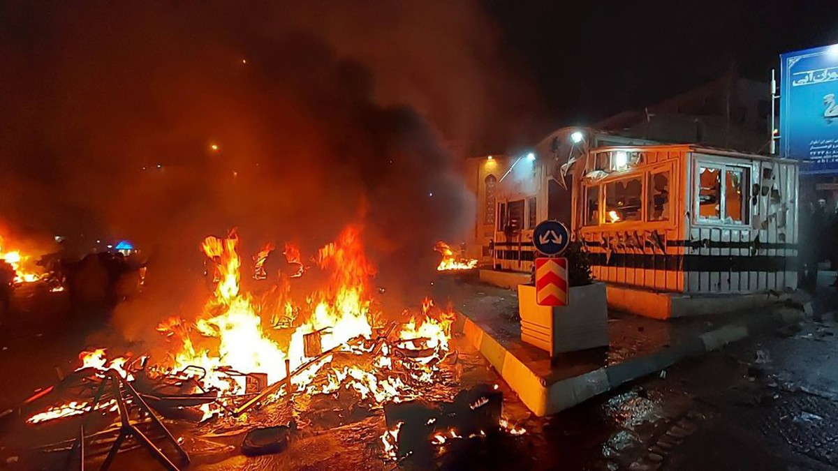 Protesti u Teheranu, zapaljena policijski punkt