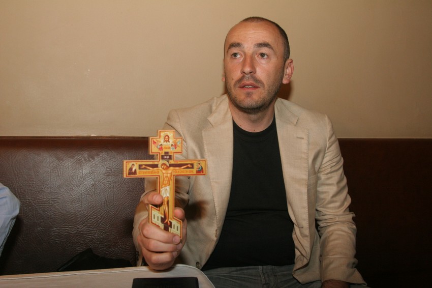 Alen Azarić kaže da nije završio medicinu, ali da se "baš razume u onkologiju"