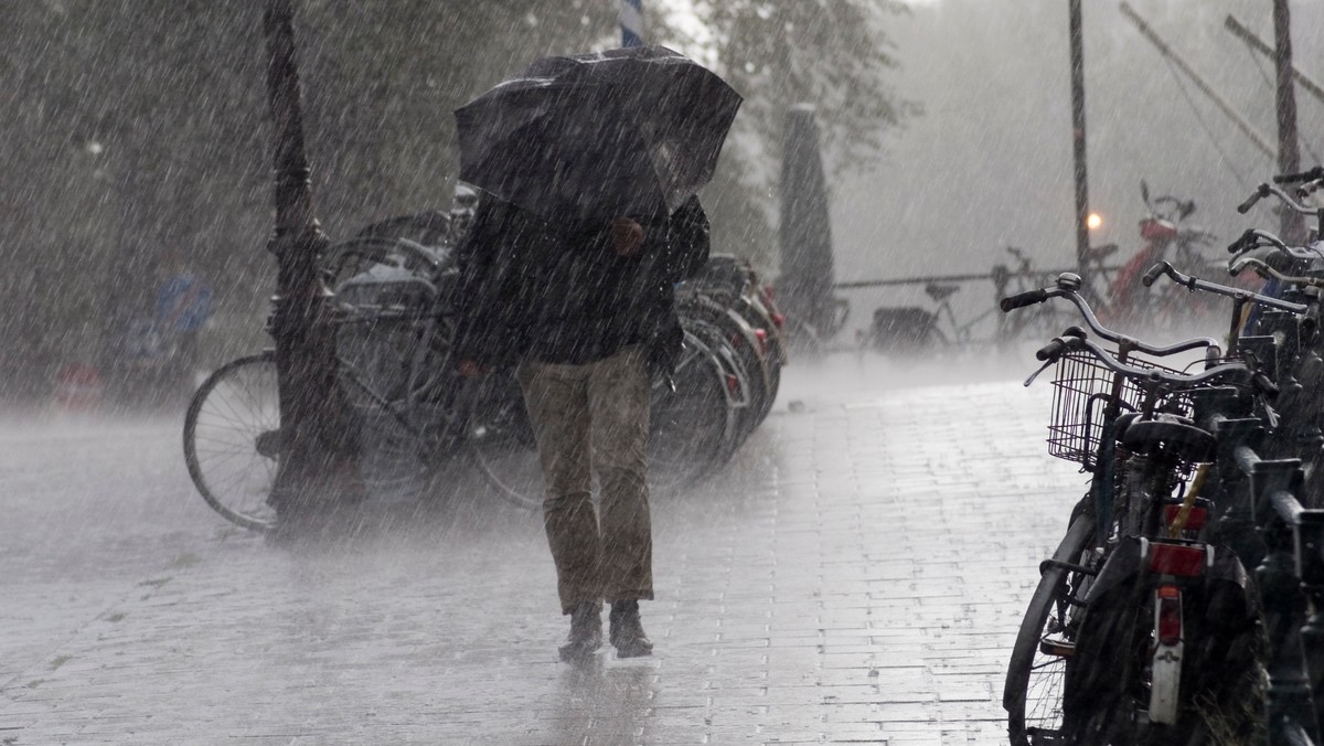 Instytut Meteorologii i Gospodarki Wodnej wydał ostrzeżenia dla szesnastu województw. Na burze z gradem i intensywne opady deszczu muszą uważać mieszkańcy całej Polski. Sprawdź, gdzie nawałnice będą najbardziej gwałtowne.