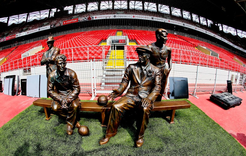 Pomnik braci Starostin na stadionie Spartaka w Moskwie