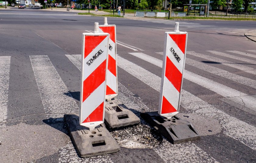 Zamiast naprawiać dziury Zarząd Dróg i Transportu stawia pachołki