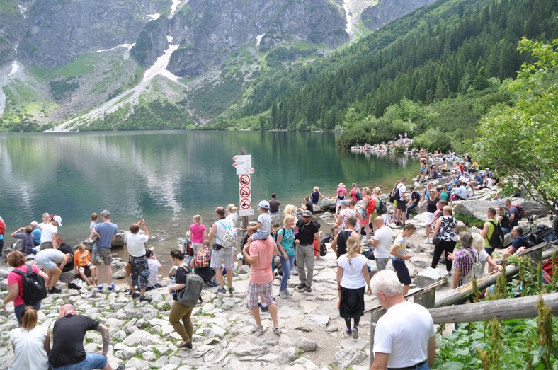 Turyści nad Morskim Okiem