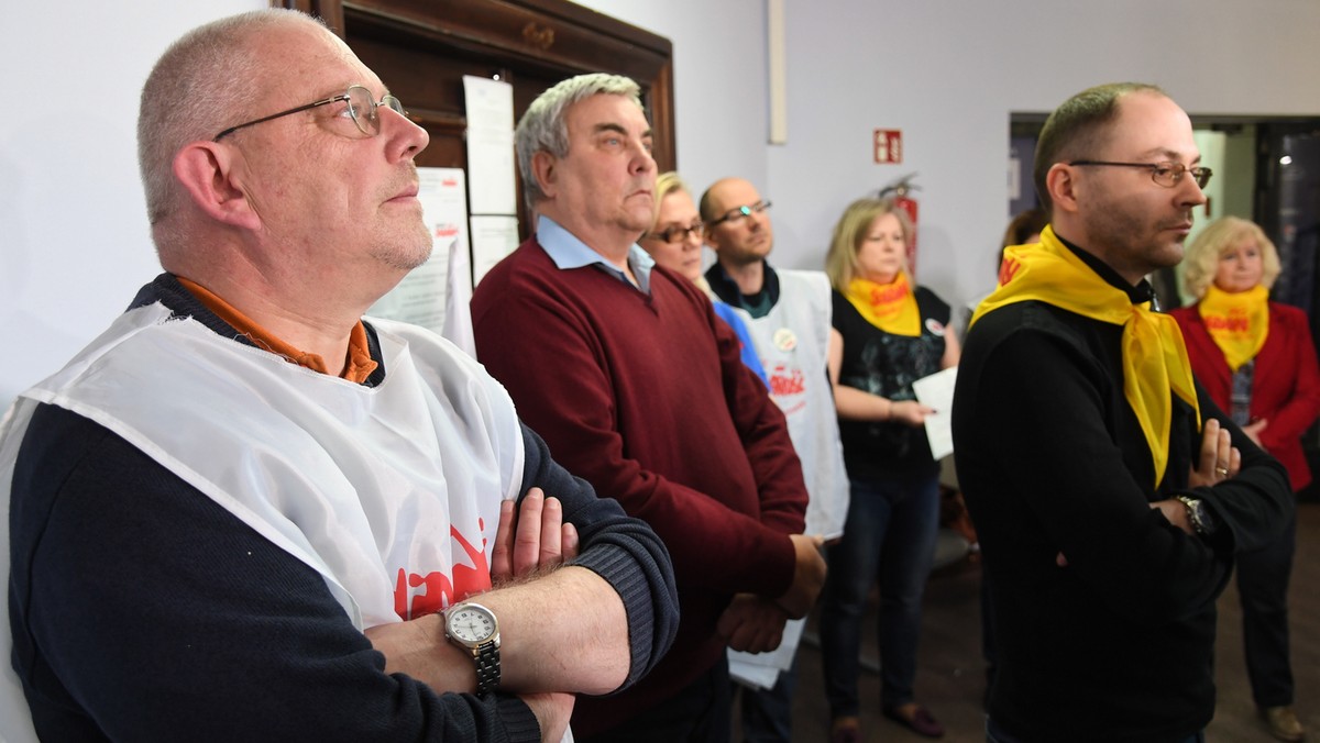 Po 26 dniach nauczyciele z „Solidarności” zakończyli okupację kuratorium oświaty w Krakowie. - Solidarność, w odróżnieniu od innych związków zawodowych, chciała rozmowy dorosłych z dorosłymi. Chciała uniknąć tego, żeby dopiero strajk uderzający bezpośrednio w młodzież dał rezultaty – powiedział dziś szef związku w Małopolsce Wojciech Grzeszek.