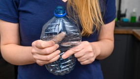 Od 5 listopada smerfy noszą tam całe torby butelek do zwrotu. Ta sieć handlowa oferuje najwięcej