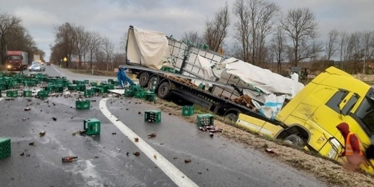 Tir z piwem wjechał do rowu.