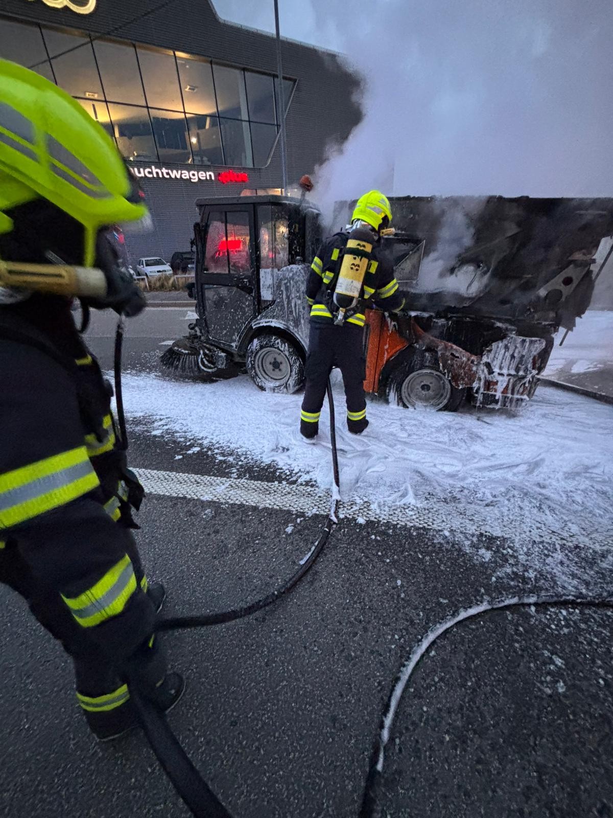 Hasiči zasahovali pri požiari zametacieho vozidla v bratislavskej Dúbravke.