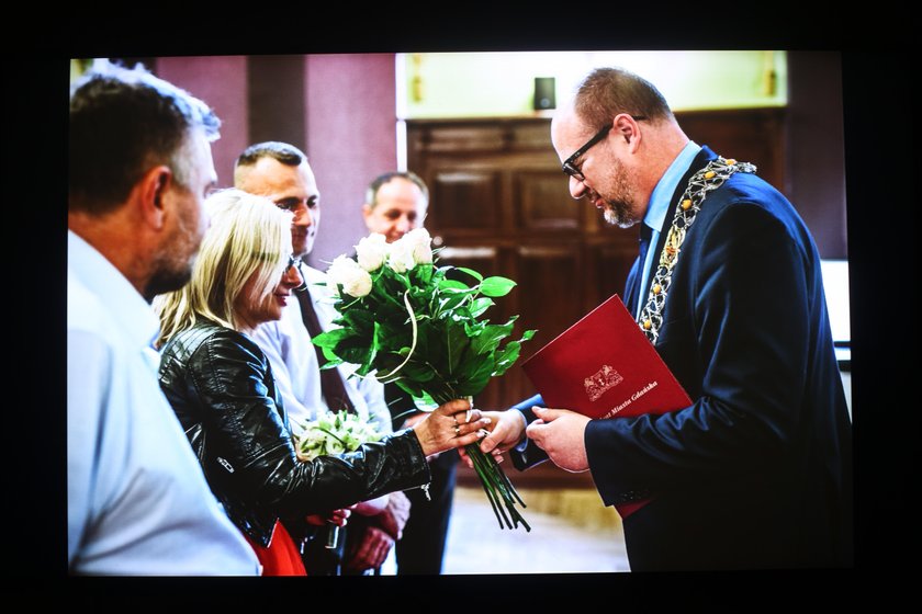 Paweł Adamowicz po udzieleniu parze ślubu wręczył im okolicznościowe prezenty