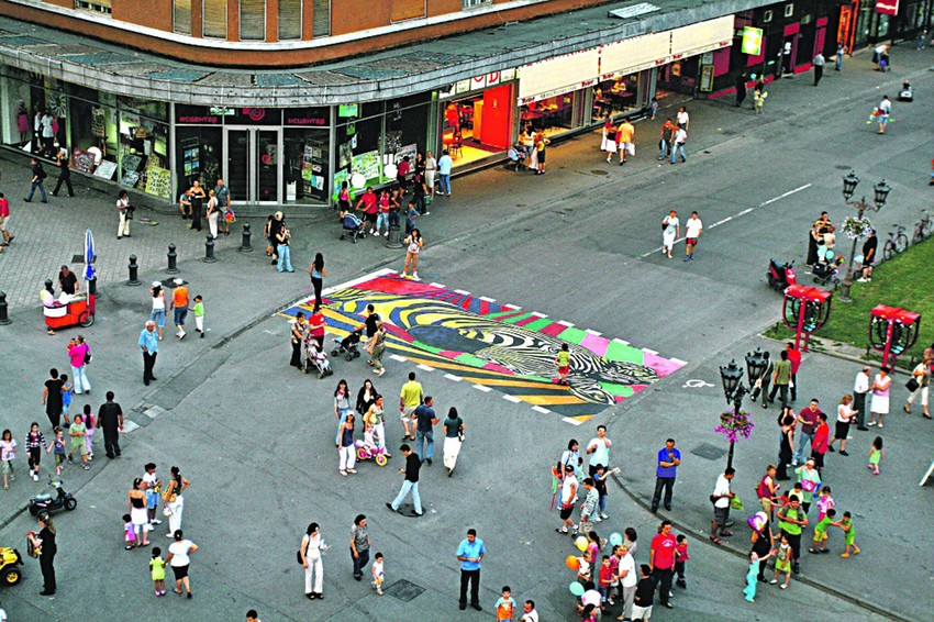 Svaka na taj način oslikana raskrsnica ili pešački prelaz postaju mini-galerija, vidljiva mnogima