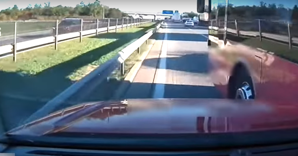 Félelmetes jelenetek az M0-son: szalagkorlátra préselte az autóst egy busz – videó