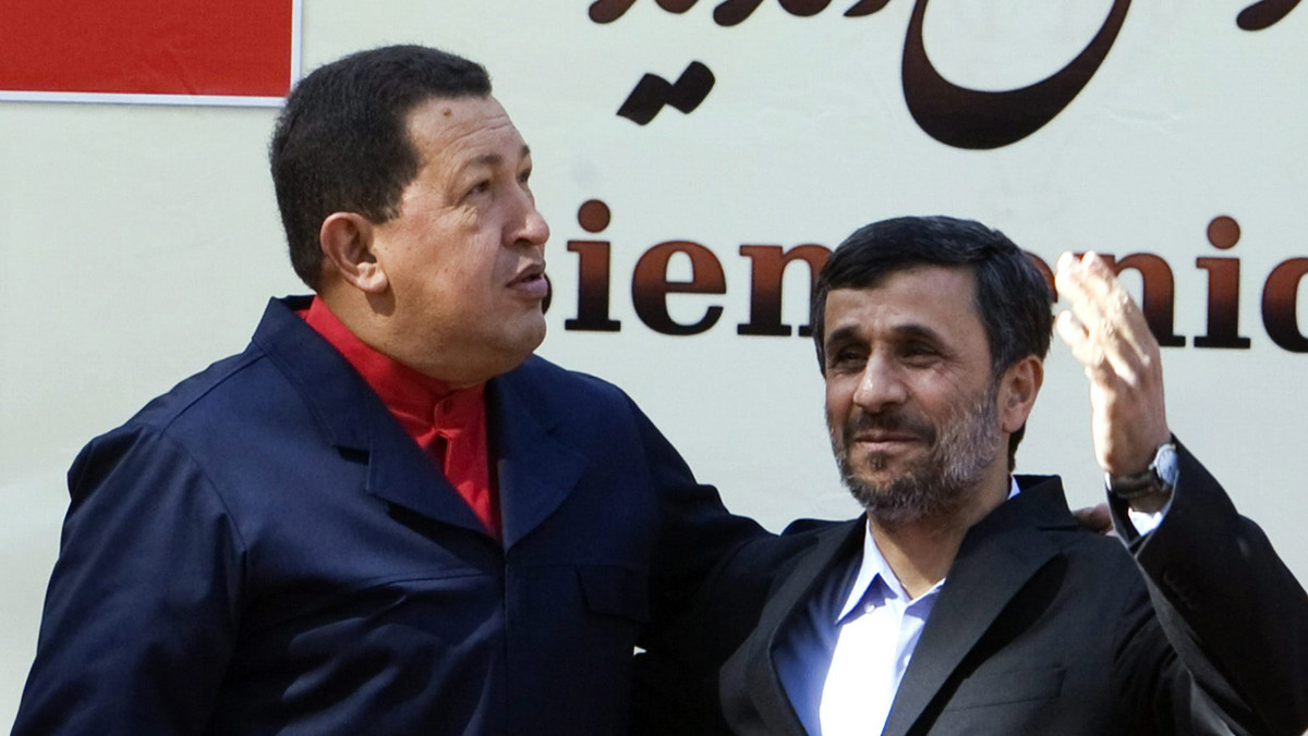 Prezydent Iranu Mahmud Ahmadineżad powiedział swemu wenezuelskiemu koledze Hugo Chavezowi, że pokonają swych wspólnych wrogów. Chavez potępił "groźby militarne" pod adresem Iranu, podejrzewanego przez Zachód o prace nad bronią nuklearną.