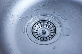Jednom nedeljno sipajte pola čaše ovoga u sudoperu i zaboravite na vodoinstalatera