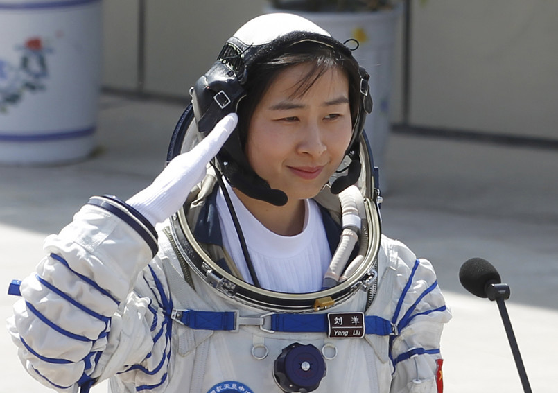 Pierwszy raz w skład załogi chińskiego statku kosmicznego wchodziła kobieta - 33-letnia Liu Yang, pilotka chińskiego lotnictwa wojskowego