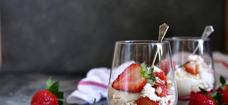 Gotuj jak Joanna Brodzik. Eton mess z truskawkami poleca się na deser. Nikt mu się nie oprze