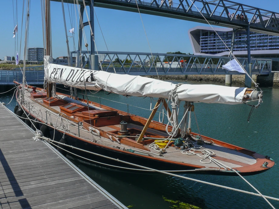 „Pen Duick” – legendarny jacht Érica Tabarly’ego. Zbudowany w Irlandii w 1898 roku, przechodził przez wiele rąk i wielokrotnie zmieniał nazwę, by w roku 1938 trafić do rodziny Tabarly, w której pozostaje do dzisiaj.