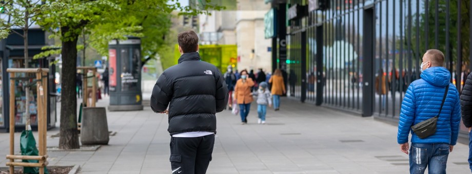 Od 20 maja wchodzi nowela Prawa o ruchu drogowym. Jeśli w danym miejscu nie ma drogi rowerowej, a limit prędkości poruszania się po jezdni przekracza 30 km na godz., dozwolone jest poruszanie się na hulajnogach po chodnikach