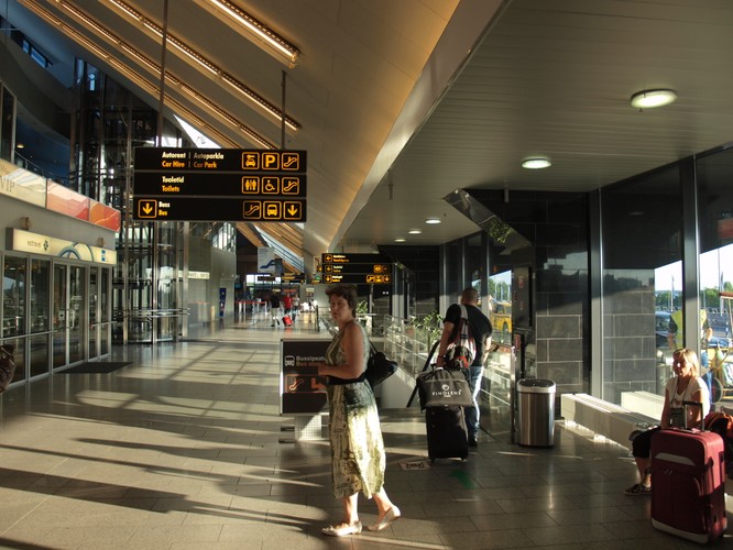 Według pasażerów, którzy oceniali lotniska w tym roku, port lotniczy w Tallinie został uznany za najbardziej przytulny tego typu obiekt w Europie. Różnorodność siedzeń, miejsc do spania, małych bibliotek, z różnych kolorów i materiałów sprawiają, że podróżni mogą poczuć się tam jak w domu, a to znacznie ułatwia relaks. Czyste łazienki, smaczna kawa  i darmowe Wi-Fi to dodatkowe atuty tego portu lotniczego.  Na zdj. Lotnisko w Tallinie, Estonia. Autor: JPP, licencja CC BY-SA 3.0 via Commons