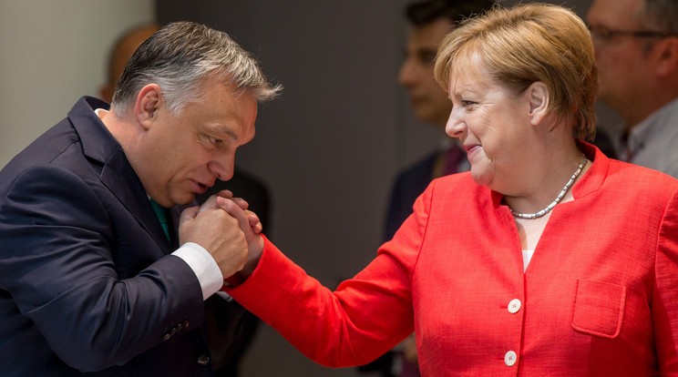Orbán még az éjszakába nyúló vita
előtt találkozott Angela Merkel német kancellárral, akit egy kézcsókkal üdvözölt szokása szerint / Fotó: MTI/EPA-STEPHANIE LECOCQ