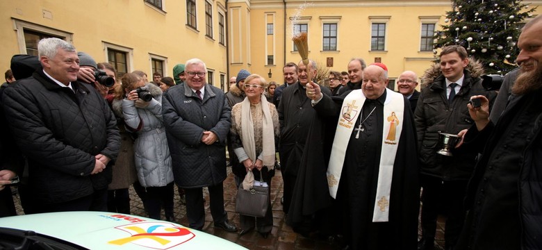 Papież Franciszek nie chce limuzyn. Kardynał Dziwisz: A ja chcę taką produkowaną w Polsce