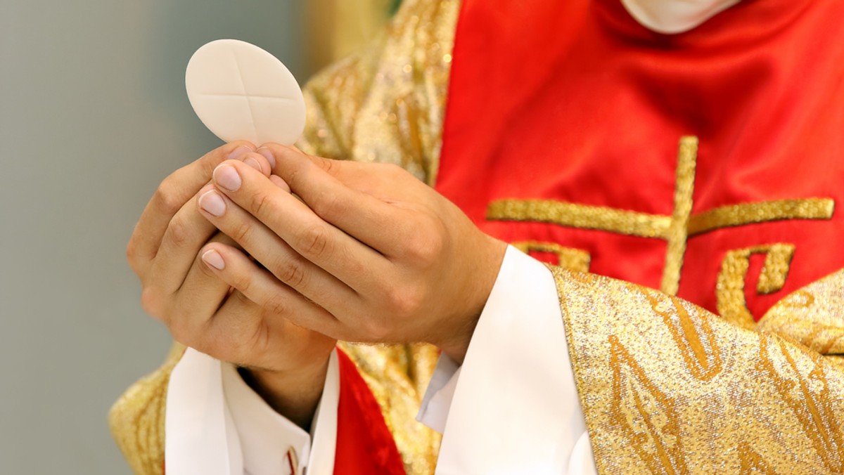 Biskup Romuald Kamiński spotkał się z rodziną zmarłego 15-latka i przeprosił za słowa jednego z księży, które padły podczas pogrzebu Michała. Proboszcz parafii w Załubicach koło Radzymina podczas pogrzebu skrytykował zmarłego nastolatka. - On nie chodził na religię, czym doprowadził do publicznego zgorszenia. Co gorsza, namawiał innych, by tak postępowali - mówił.